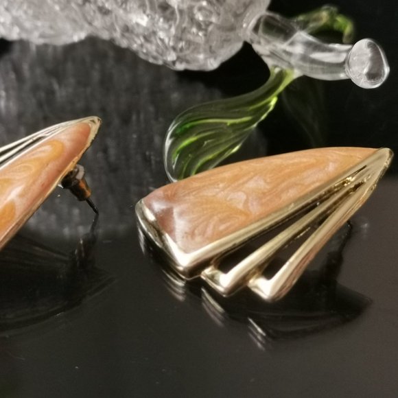 Vintage pink/orange enamel triangle pierced earrings - Picture 4 of 5